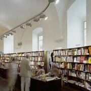 ArchitektInnen / KünstlerInnen: querkraft architekten<br>Projekt: MuseumsQuartier Wien - Buchhandlung Prachner<br>Aufnahmedatum: 08/04<br>Format: 6x9cm C-Dia<br>Lieferformat: Scan 300 dpi<br>Bestell-Nummer: 040809-04<br>