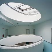 ArchitektInnen / KünstlerInnen: Johannes Zieser<br>Projekt: Bundesschulzentrum<br>Aufnahmedatum: 04/04<br>Format: 6x9cm C-Dia<br>Lieferformat: Dia-Duplikat, Scan 300 dpi<br>Bestell-Nummer: 040415-01<br>