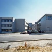 ArchitektInnen / KünstlerInnen: Johannes Zieser<br>Projekt: Bundesschulzentrum<br>Aufnahmedatum: 04/04<br>Format: 6x9cm C-Dia<br>Lieferformat: Dia-Duplikat, Scan 300 dpi<br>Bestell-Nummer: 040415-12<br>