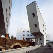 ArchitektInnen / KünstlerInnen: Zaha M. Hadid<br>Projekt: Wohnbau Spittelau<br>Aufnahmedatum: 08/05<br>Format: 6x9cm C-Dia<br>Lieferformat: Dia-Duplikat, Scan 300 dpi<br>Bestell-Nummer: 050802-16<br>