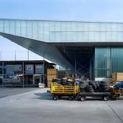 ArchitektInnen / KünstlerInnen: Andreas Treusch<br>Projekt: ACC Air Cargo Center<br>Aufnahmedatum: 01/06<br>Format: 6x9cm C-Dia<br>Lieferformat: Dia-Duplikat, Scan 300 dpi<br>Bestell-Nummer: 060113-40<br>