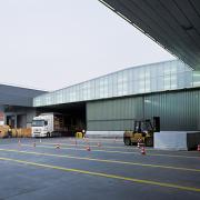 ArchitektInnen / KünstlerInnen: Andreas Treusch<br>Projekt: ACC Air Cargo Center<br>Aufnahmedatum: 01/06<br>Format: 6x9cm C-Dia<br>Lieferformat: Dia-Duplikat, Scan 300 dpi<br>Bestell-Nummer: 060113-42<br>