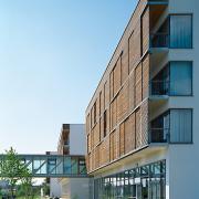 ArchitektInnen / KünstlerInnen: Wilhelm Holzbauer<br>Projekt: Hotel Therme Laa<br>Aufnahmedatum: 05/06<br>Format: 6x9cm C-Dia<br>Lieferformat: Dia-Duplikat, Scan 300 dpi<br>Bestell-Nummer: 060511-01<br>