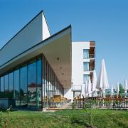 ArchitektInnen / KünstlerInnen: Wilhelm Holzbauer<br>Projekt: Hotel Therme Laa<br>Aufnahmedatum: 05/06<br>Format: 6x9cm C-Dia<br>Lieferformat: Dia-Duplikat, Scan 300 dpi<br>Bestell-Nummer: 060511-10<br>