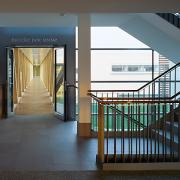 ArchitektInnen / KünstlerInnen: Wilhelm Holzbauer<br>Projekt: Hotel Therme Laa<br>Aufnahmedatum: 05/06<br>Format: 6x9cm C-Dia<br>Lieferformat: Dia-Duplikat, Scan 300 dpi<br>Bestell-Nummer: 060511-26<br>